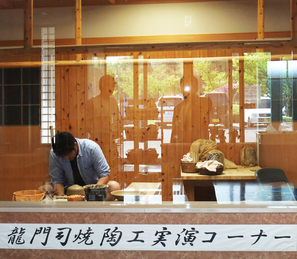 龍門司焼・実演コーナー（拡大）
